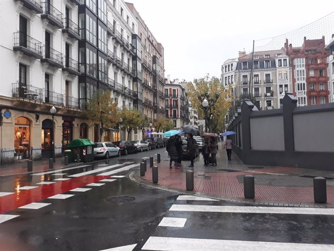 Imagen de tarde de lluvia en el centro de Bilbao