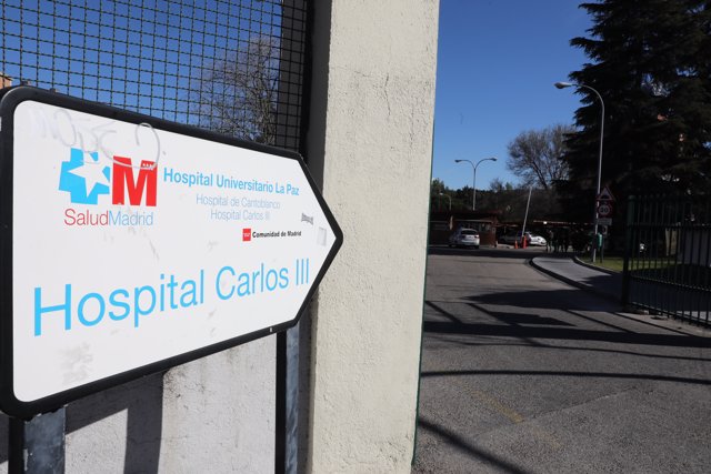 Entrada al Hospital Carlos III, donde se encuentra ingresado el primer paciente por coronavirus en Madrid, un hombre de 24 años que visitó el norte de Italia.