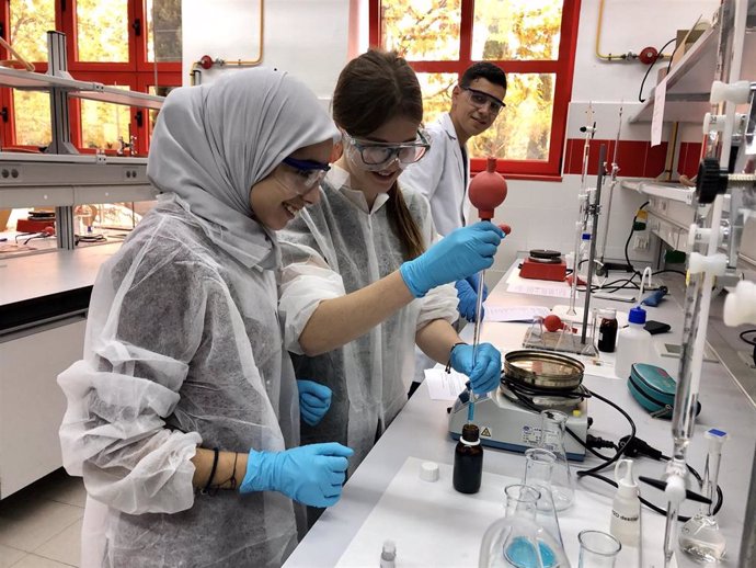 Alumnos de la UCLM en un laboratoria, en una imagen de archivo