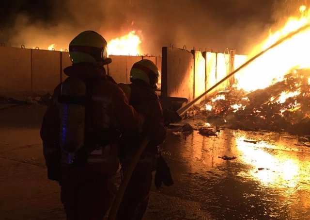Incendio de una planta de reciclaje en Lliria