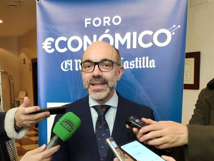 El consejero de Cultura y Turismo, Javier Ortega, atiende a los medios de comunicación en Salamanca.