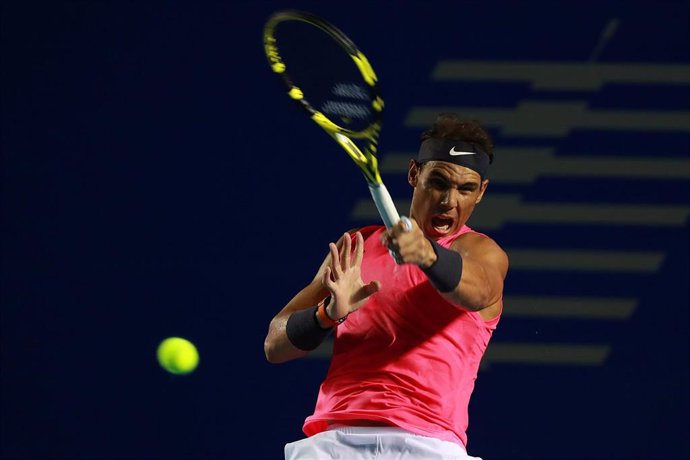 Rafa Nadal ejecuta un golpe en su estreno en el torneo de Acapulco