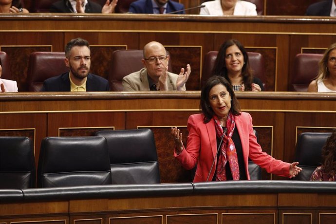 La ministra de Defensa, Margarita Robles, interviene en la sesión de control al Gobierno en el Congreso