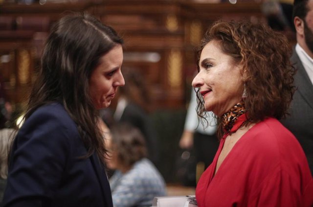 La portavoz del Gobierno y ministra de Hacienda, María Jesús Montero, conversa con la ministra de Igualdad, Irene Montero, durante la sesión de control al Gobierno en el Congreso de los Diputados. 