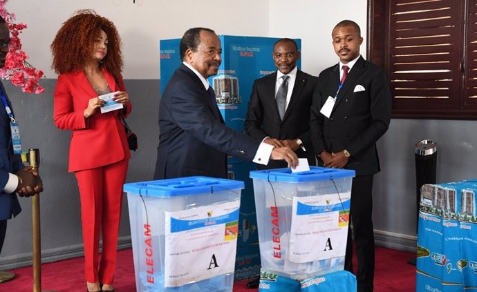Paul Biya vota en las elecciones parlamentarias