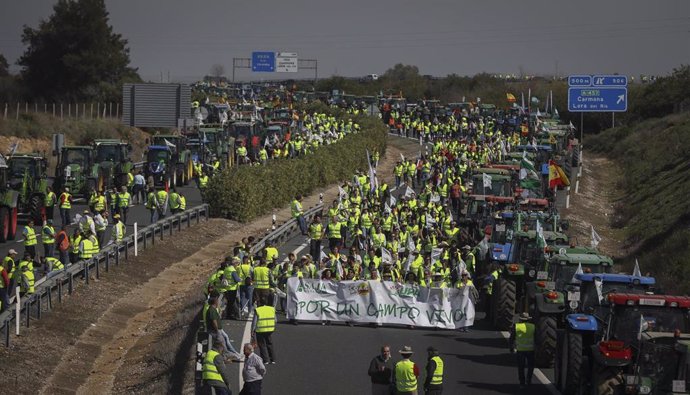 Manifestantes cortando la A-4 en Carmona durante la tractorada organizada por agricultores en Sevilla, a 25 de febrero de 2020.
