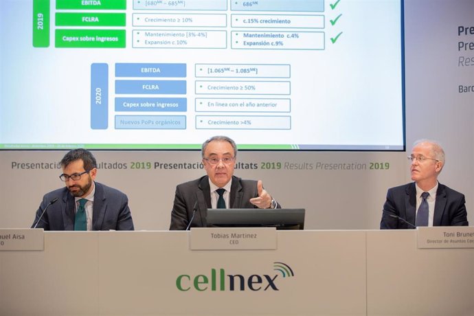 (I-D) El director de Finanzas y Desarrollo Corporativo de Cellnex, José Manuel Aisa, el CEO de Cellnex Telecom, Tobías Martínez, y el director de Asuntos Públicos y Corporativos, Toni Brunet, a 26 de febrero de 2020.