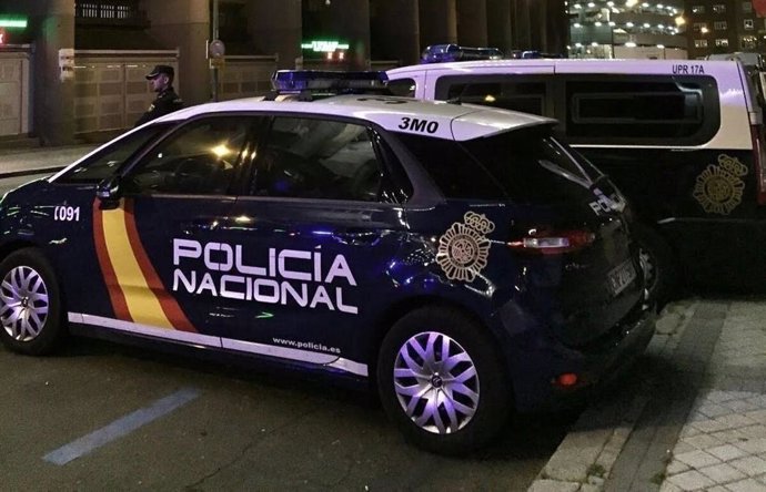    Agentes de la Policía Nacional detuvieron en la madrugada del miércoles al jueves en Puente de Vallecas a un ciudadano ecuatoriano de 21 años tras agredir a su novia, atrincherarse en su casa y arrojar objetos como cuchillos o navajas de afeitar a lo