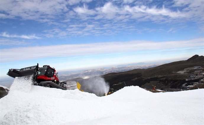 Imagen de la preparación de la pista de snowboard en Sierra Nevada