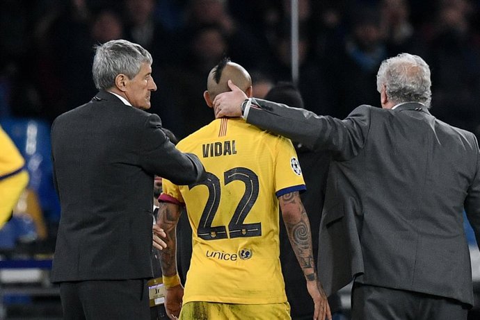 Quique Setién, entrenador del FC Barcelona, consola Arturo Vidal en el partit d'anada de vuitens de final de la UCL contra el Npols, el 25 de febrer del 2020 a l'estadi San Paolo. Foto Giuseppe Maffia / Sportphoto24 / DPPI.