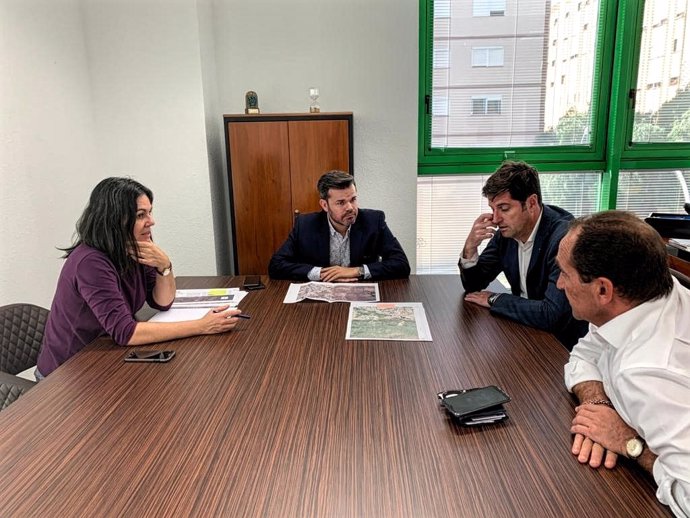 El consejero de Cooperación Municipal y Vivienda del Cabildo de Tenerife, Zebenzuí Chinea, se reúne con el alcalde de Santiago del Teide, Emilio Navarro, para analizar el plan de saneamiento
