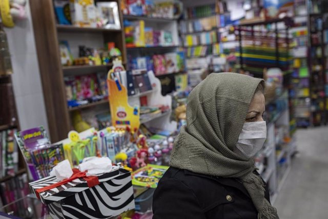 Una mujer con mascarilla en Irán