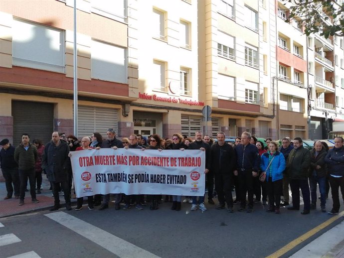 Concentración de UGT por trabajadores fallecidos en Navarrete en accidente laboral