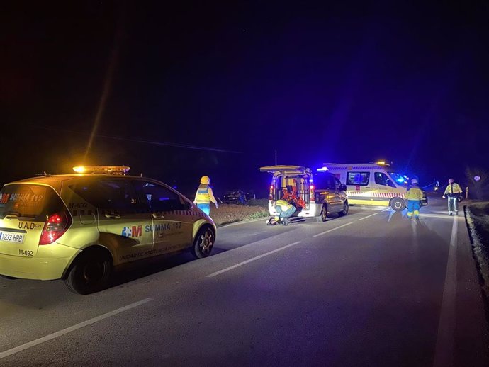 Vehículos del SUMMA 112 en el lugar del accidente donde resultaron heridos un hombre de 35 años, un niño de 11 y dos bebés de apenas tres meses en Villaconejos.