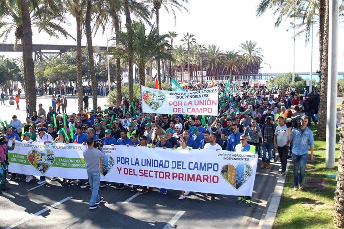 Agricultores convocados por asociaciones independientes marchan por las calles de Almería