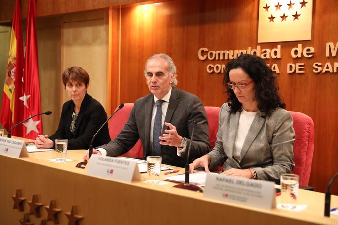 El conseller de Sanitat, Enrique Ruiz Escudero (centre), compareix per informar sobre el primer cas de coronavirus confirmat a Madrid acompanyat de la directora de Salut Pública de la Conselleria de Sanitat, Yolanda Fonts (dcha), i la sotsdirectora mé