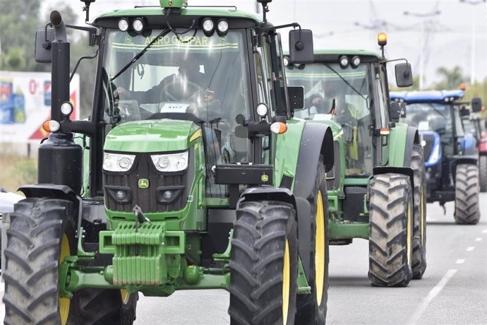 Varios tractores saliendo de la pedanía de Sangonera la Verde (Murcia), hacia la manifestación de agricultores en la ciudad de Murcia convocada para el 21 de febrero de 2020