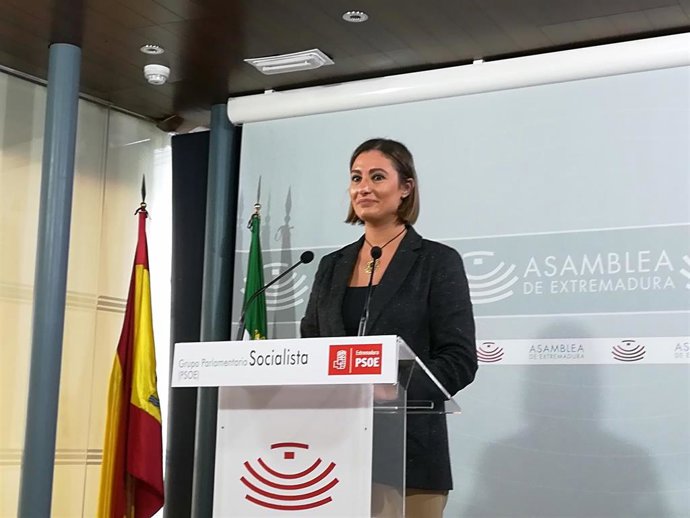 La portavoz del PSOE en la Asamblea, Lara Garlito, en rueda de prensa para valorar medidas del Gobierno en favor del campo