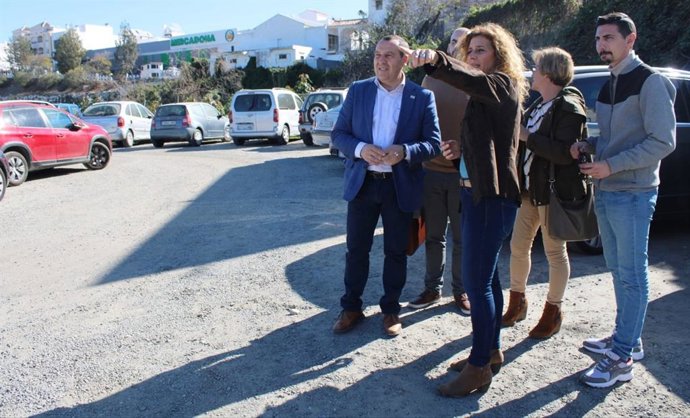 El secretario general del PSOE de Málaga, José Luis Ruiz Espejo, y la portavoz socialista en el Ayuntamiento, Rosa Arrabal, en Nerja.