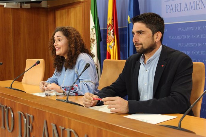Los diputados de Adelante Andalucía Inmaculada Nieto e Ismael Sánchez, en rueda de prensa en el Parlamento.