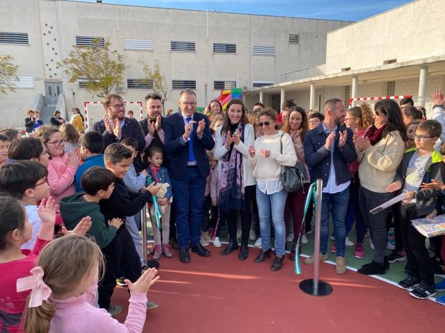 Díaz (centro) visita el CEIP Torre del Castillo de Monturque