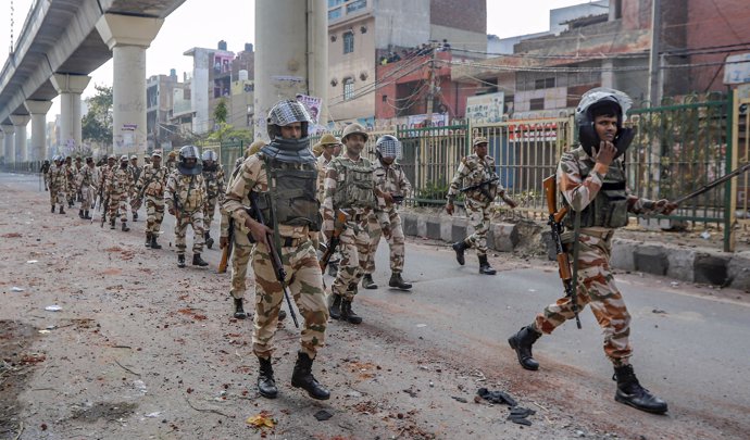 25 February 2020, India, New Delhi: Indian security forces deploy during clashes with protesters over the new citizenship law at Maujpur area. Photo: Amarjeet Kumar Singh/PTI/dpa