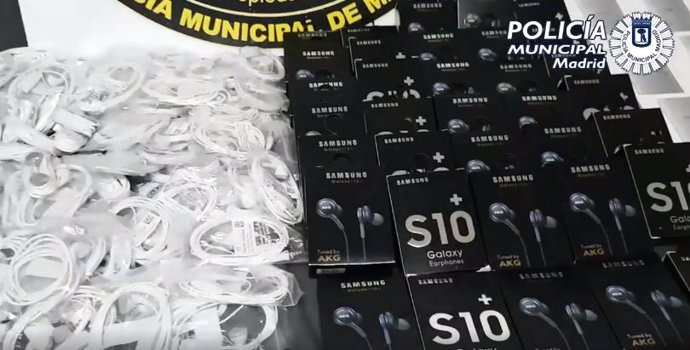 Baerías y auriculares falsificados requisados por la Policía Municipal de Madrid en un local de Lavapiés