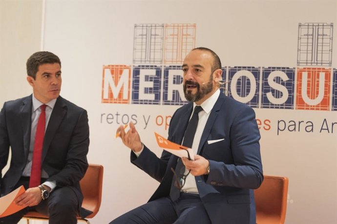 Jordi Cañas, eurodiputado por Cs, junto a Sergio Romero, portavoz parlamentario de Cs.