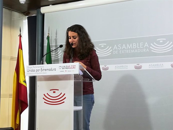 La portavoz de Unidas por Extremadura en la Asamblea, Irene de Miguel, en rueda de prensa sobre medidas del Gobierno central relacionadas con el campo