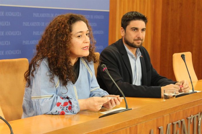 La portavoz parlamentaria de Adelante Andalucía, Inmaculada Nieto, junto al diputado de Adelante Ismael Sánchez, en rueda de prensa.