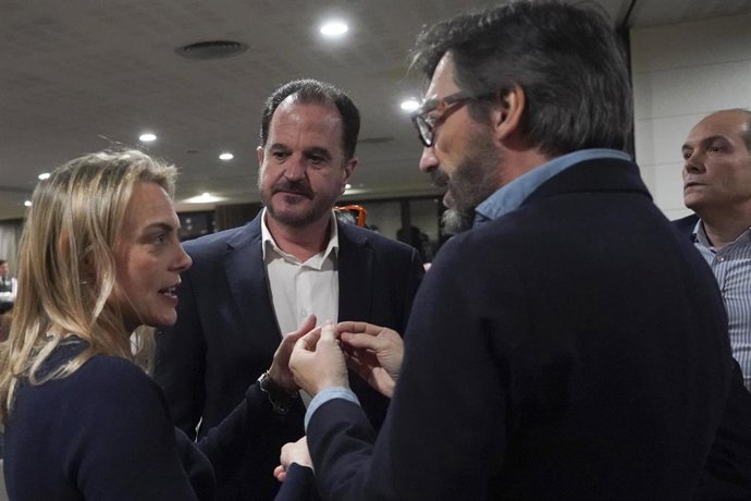(Dch) El presidente del PP de Álava, Iñaki Oyarzabal, junto al antiguo secretario general de los populares vascos, Carlos Iturgaiz, momentos antes del inicio de la conferencia "El fortalecimiento de España en el País Vasco" organizada por Esteban Garibay