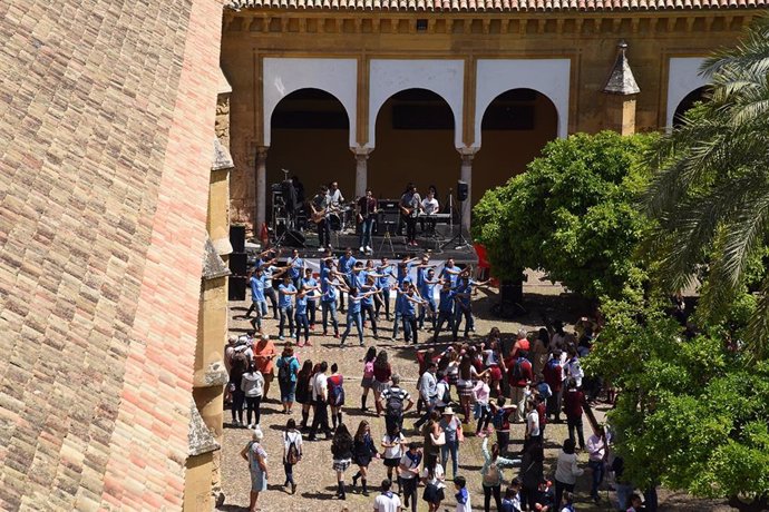 Estudiantes participantes en una anterior gymkhana del Cabildo en la Mezquita-Catedral de Córdoba.