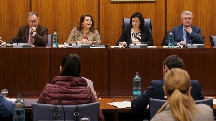 La Junta ve "insuficientes" las medidas "tardías" del Gobierno para el campo y c