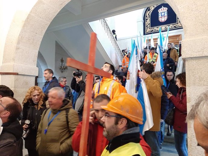Protesta de apoio a Alcoa coincidindo co pleno da Deputación de Lugo.