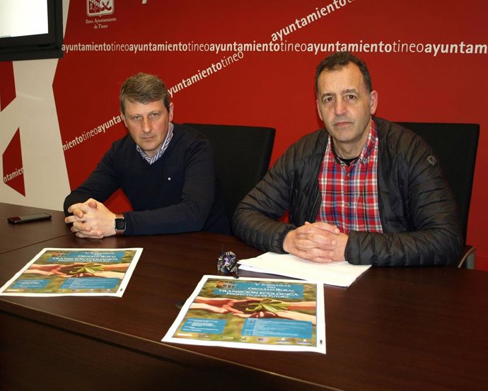 El Alcalde de Tineo, José Ramón Feito y el Jefe Departamento de Agraria del IES Concejo de Tineo, Juan Manuel Castaño.