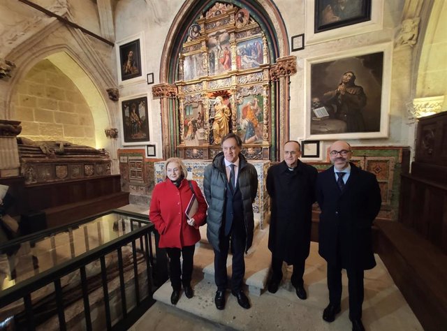Autoridades en la presentación de las obras realizadas en la capilla Santa Bárbara de la Catedral de Salamanca.