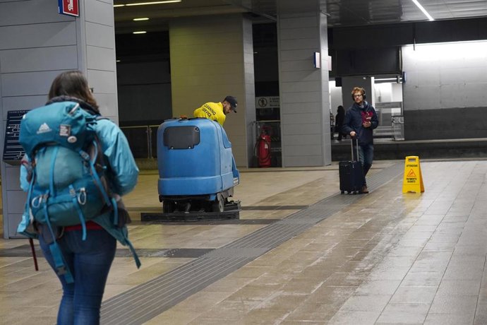 Estación de trenes de Milán casi desierta por la alarma del coronavirus.