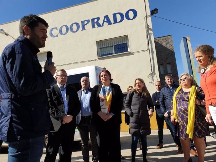 Europarlamentarios en la cooperativa Cooprado de Casar de Cáceres