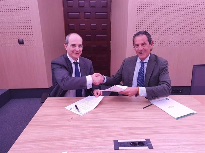 Firma del acuerdo entre la Red Logística de Andalucía y el Centro Español de Logística