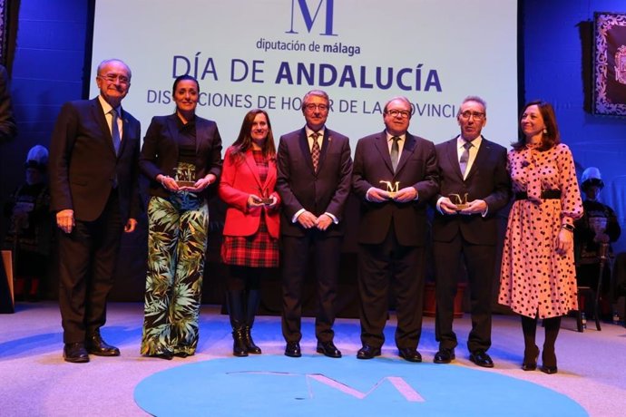 El alcalde de Málaga, Francisco de la Torre; el presidente de la Diputación, Francisco Salado, y la delegada del Gobierno de Andalucía en Málaga, Patricia Navarro, con los premiados por la Diputación con la 'M de Málaga' 2020
