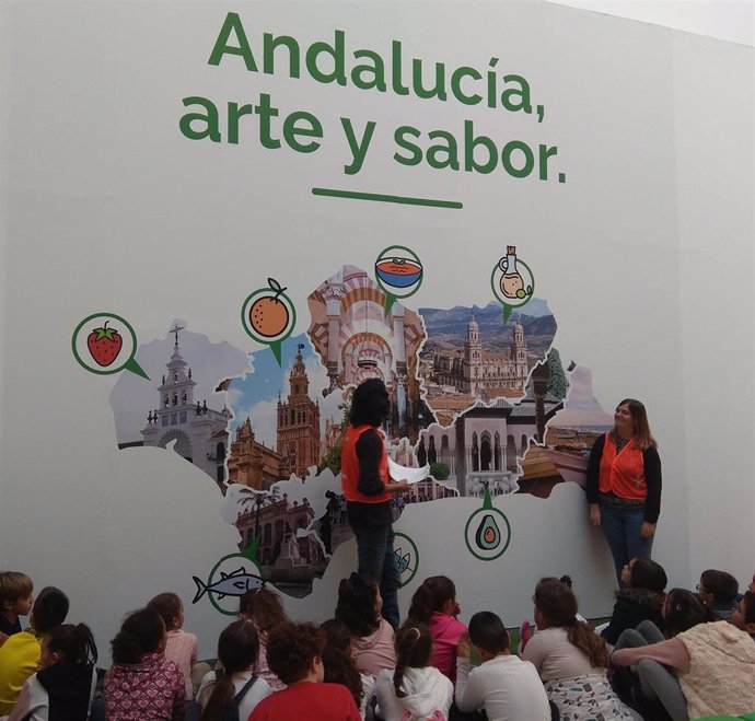 Alumnos del colegio sevillano Miguel Hernández en Los Arcos por el Día de Andalucía