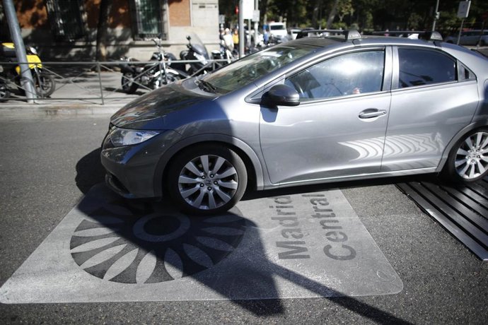 Un coche pasa por encima de una señal de Madrid Central que indica restricciones al tráfico en el centro de la capital 
