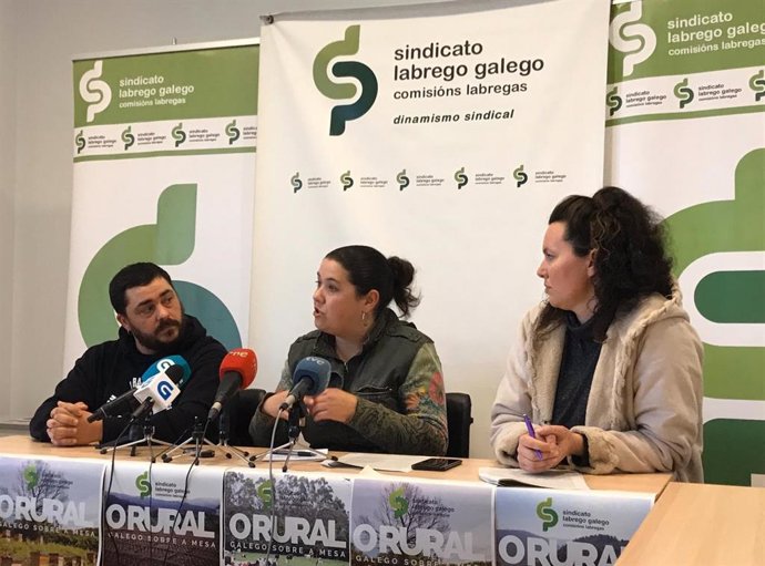 La secretaria general del Sindicato Labrego Galego, Isabel Vilalba, y los representantes del grupo de Mocidade, Sonia Vidal y Santi Rodríguez, durante la presentación de la campaña 'O rural galego sobre a mesa'