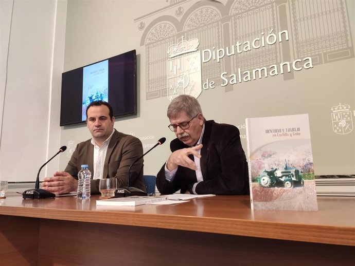 David Mingo (i) y Juan Francisco Blanco (d) en la presentación del libro 'Identidad y trabajo en Castilla y León'