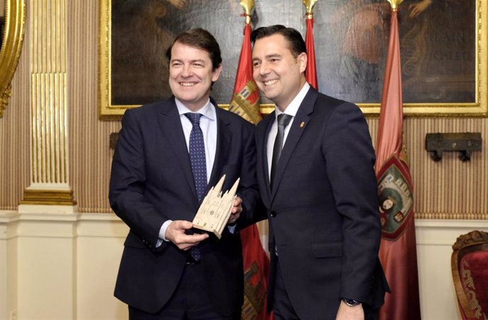 Reunión del presidente de la Junta, Alfonso Fernández Mañueco, con el alcalde de Burgos, Daniel de la Rosa.