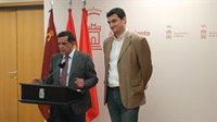PSOE y Podemos-Equo arremeten contra la "improvisación" en movilidad y critican el "paripé" de la Mesa del Transporte