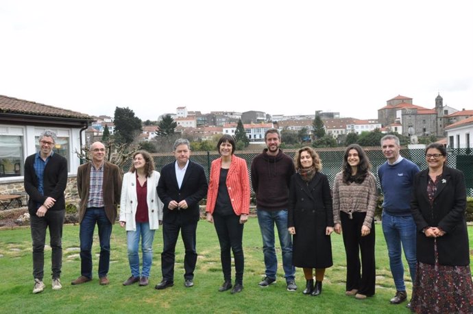 La portavoz nacional del BNG, Ana Pontón, junto con el alcalde de Pontevedra, Miguel Anxo Fernández Lores, y otros cargos locales del BNG en las ciudades gallegas