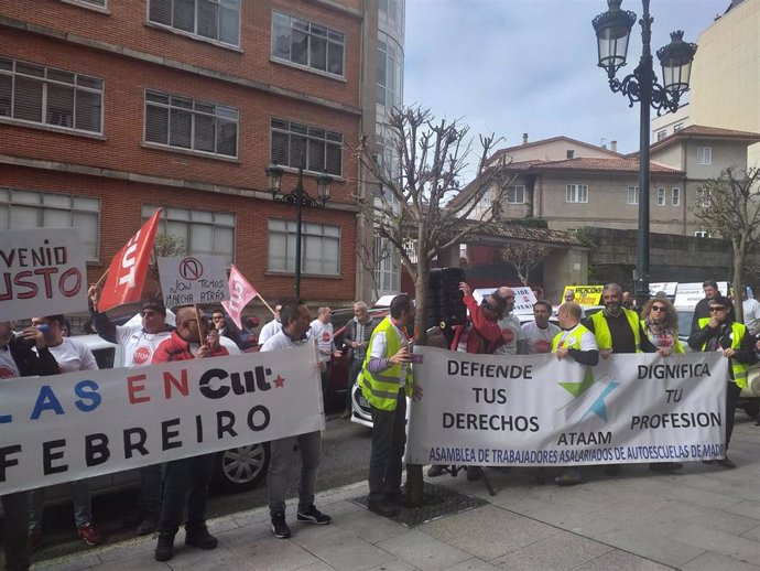 Concentración de profesores de autoescuelas ante la delegación de la DGT en Vigo, en una jornada de paro convocada por el incumplimiento del convenio  y por sus condiciones laborales.
