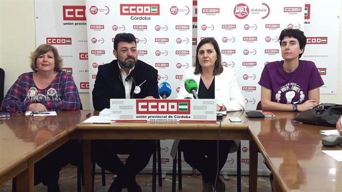 Los secretarios generales de los sindicatos UGT y CCOO en Córdoba,  Vicente Palomares y Marina Borrego (centro), en la rueda de prensa.