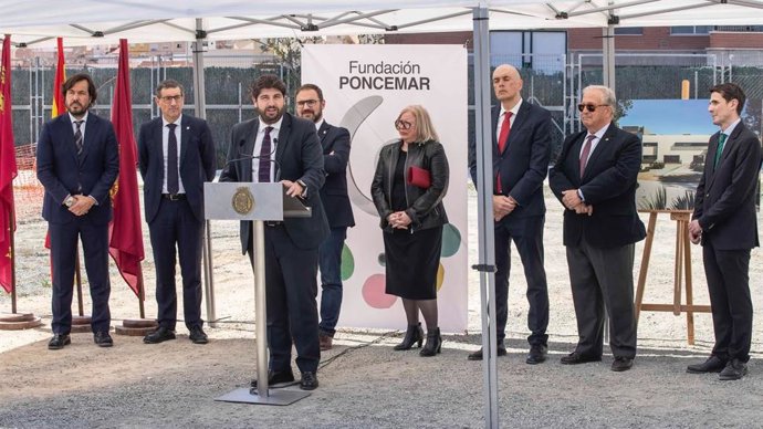 El jefe del Ejecutivo regional, Fernando López Miras, presidie el acto de colocación de la primera piedra del Centro de Día y Centro de Formación, Investigación y Asistencia Sociosanitaria de Personas Mayores de la Fundación Poncemar